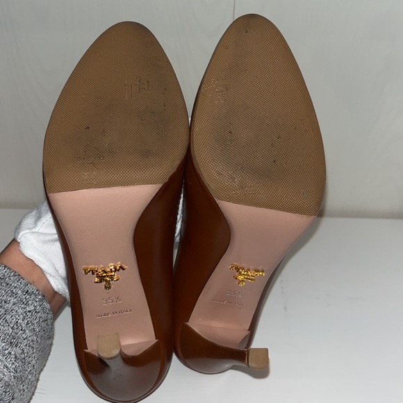 PRADA classic almond toe 4” heel medium saddle/camel brown 35.5 - Picture 9 of 10